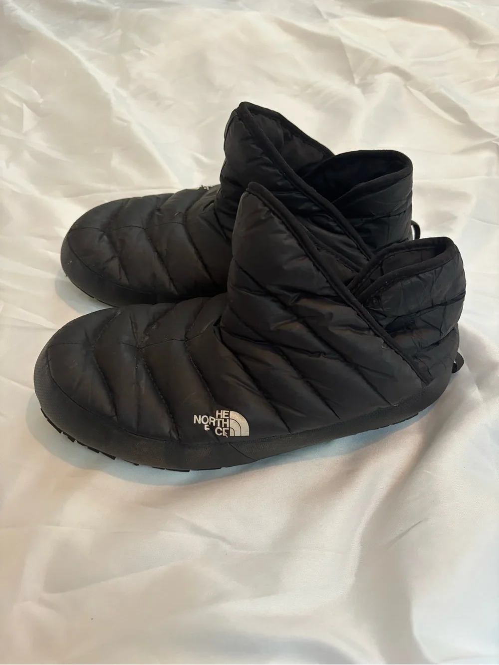The North Face women’s Quilted Slip-On thermoball - Black